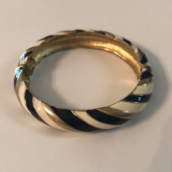 Jewelry - Cute navy and cream bracelet with magnet closure.